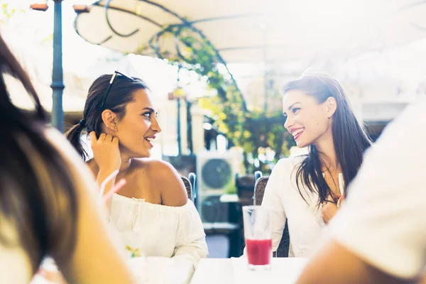 Two young girls talking during lunch break — Stock Photo, Image