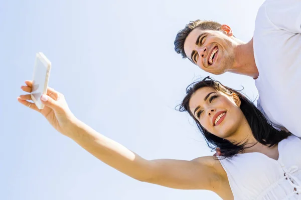 Hermosa pareja joven tomando una selfie en un día de verano — Foto de Stock