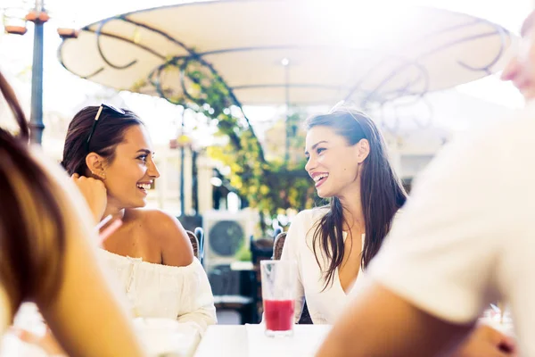 Deux jeunes filles parlent pendant la pause déjeuner — Photo