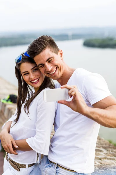 Young beautiful couple taking a selfie of themselves — Stock Photo, Image