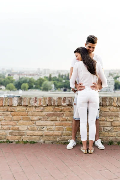 Mladý pár se drží vzájemně kolem pasu — Stock fotografie