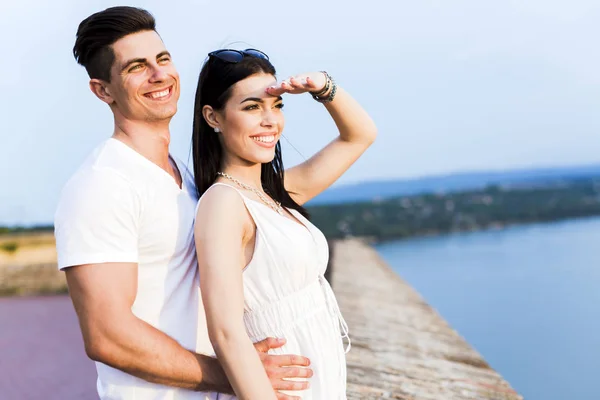 Lindo casal assistindo por do sol — Fotografia de Stock