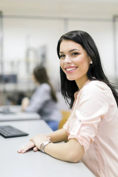 Joven hermosa mujer sonriendo felizmente en un aula —  Fotos de Stock