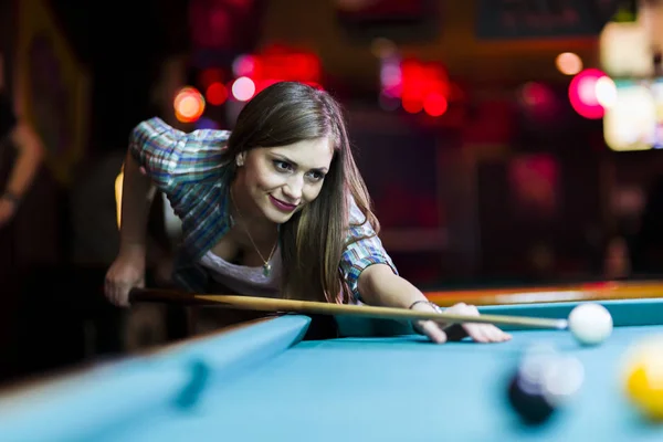 Giovane bella ragazza che mira a prendere il colpo di snooker — Foto Stock