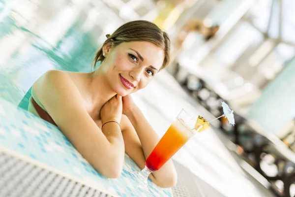 Krásná žena v bazénu s koktejlem — Stock fotografie