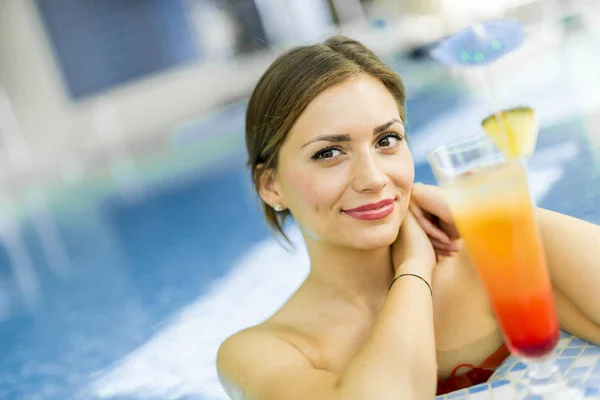 칵테일 한잔과 함께 수영장에서 아름 다운 여자 — 스톡 사진