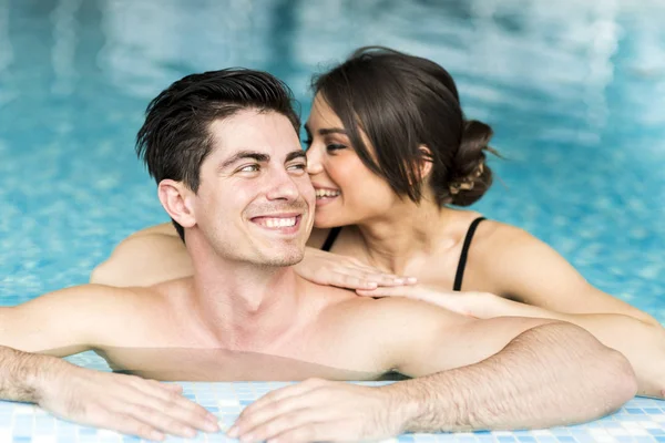 Casal relaxante ao lado da piscina — Fotografia de Stock
