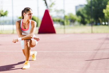 Atletik güzel genç kadın portre