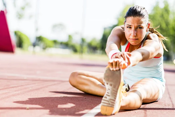 Wanita atletik muda yang cantik peregangan di musim panas — Stok Foto