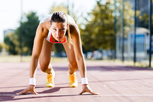 여성 육상 선수는 실행에 대 한 준비 — 스톡 사진