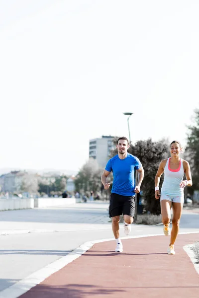Un uomo e una donna che fanno jogging — Foto Stock