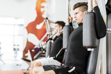 bir spor salonunda egzersiz erkek