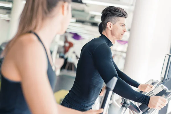 Hombre usando un paso en un gimnasio — Foto de Stock