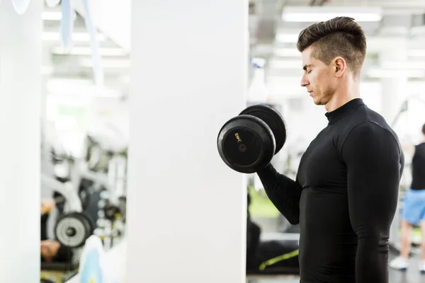 Hombre haciendo ejercicio en un gimnasio — Foto de Stock