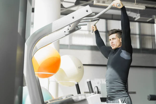 Joven hombre guapo haciendo ejercicio —  Fotos de Stock