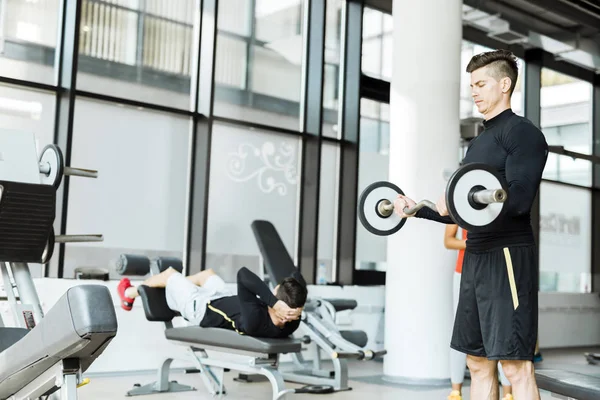Allenamento dell'uomo in un centro fitness — Foto Stock