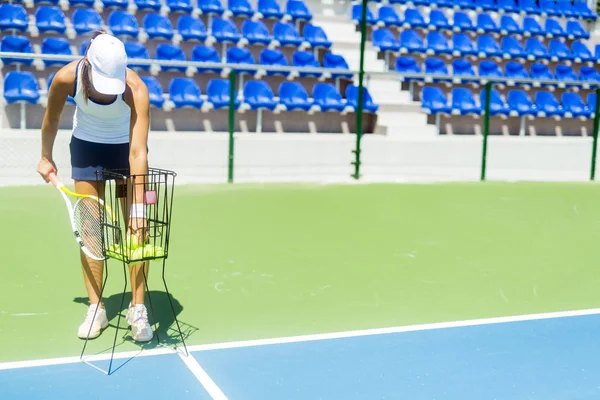 Jugadora de tenis femenina practicando — Foto de Stock