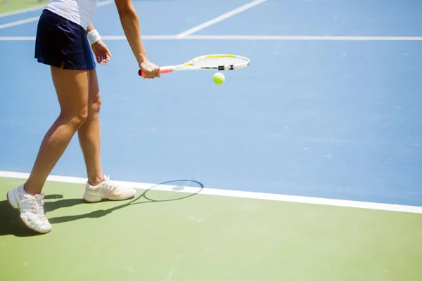 Hermosa jugadora de tenis sirviendo — Foto de Stock