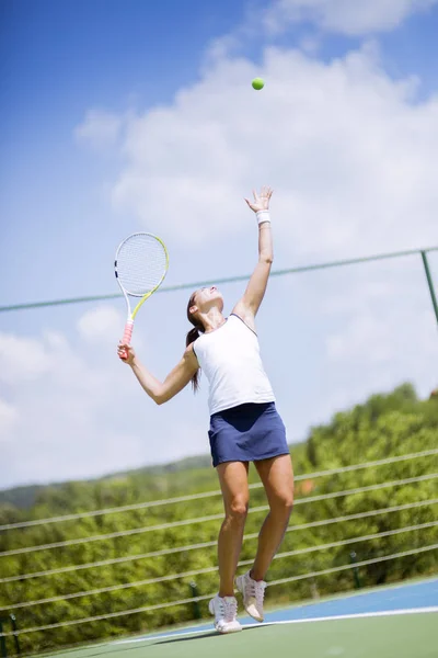 Vackra kvinnliga tennisspelare. — Stockfoto