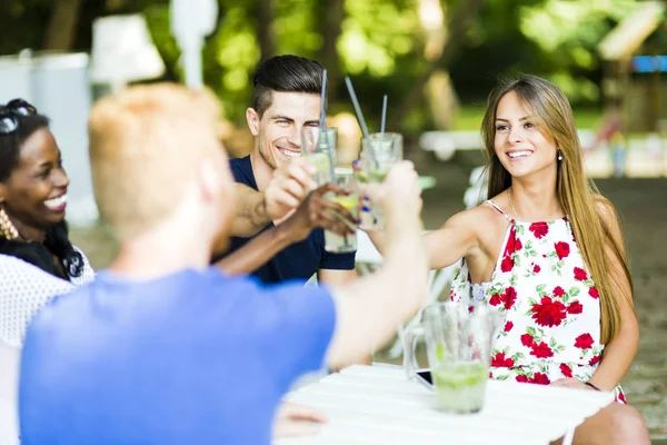 Gens heureux griller à une table — Photo