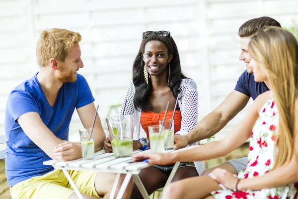 Amigos felizes falando em uma mesa — Fotografia de Stock