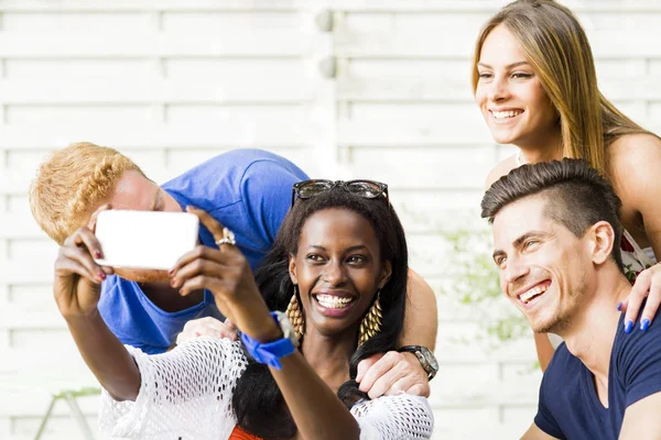 En grupp vänner tar selfie — Stockfoto