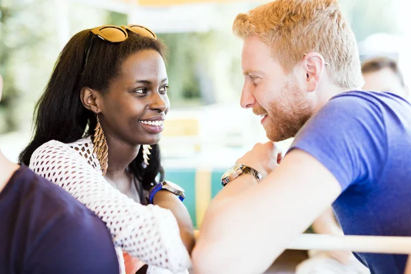 Romantik Çift Café'de gülümseyerek