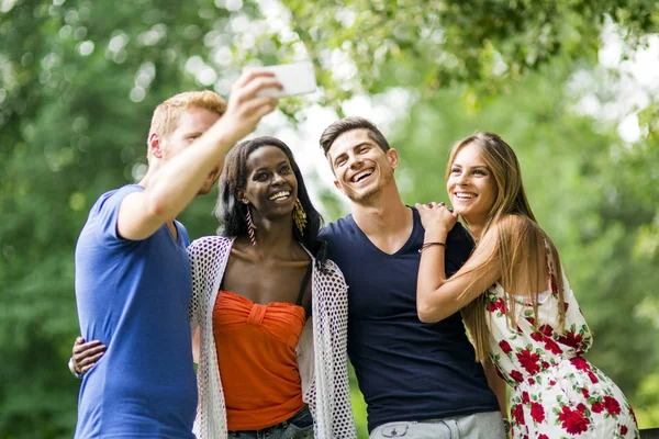 Människor tar selfie i naturen — Stockfoto