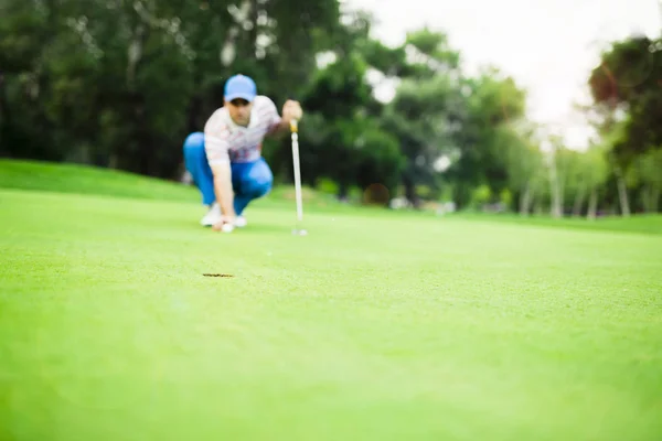 Golf player marking ball — Stock Photo, Image