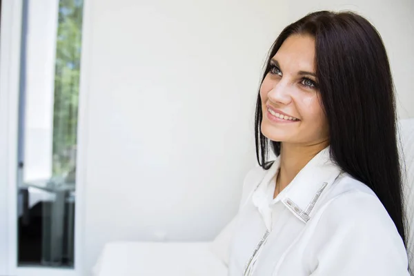 Retrato de uma bela mulher branca — Fotografia de Stock