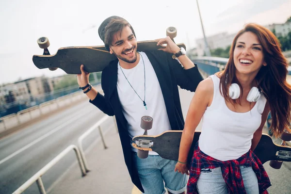 젊은 매력적인 커플의 그림 스케이트 보드 — 스톡 사진