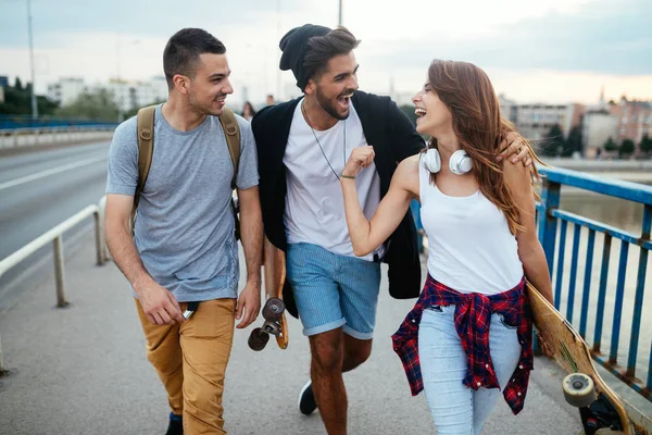 Grupo de amigos felices pasar el rato juntos — Foto de Stock