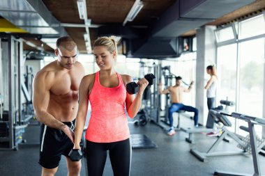 Güzel kız ile kişisel antrenör çalışma dışarı