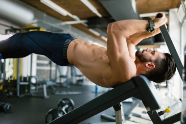 Yakışıklı delikanlı karın kasları için egzersiz yapmak