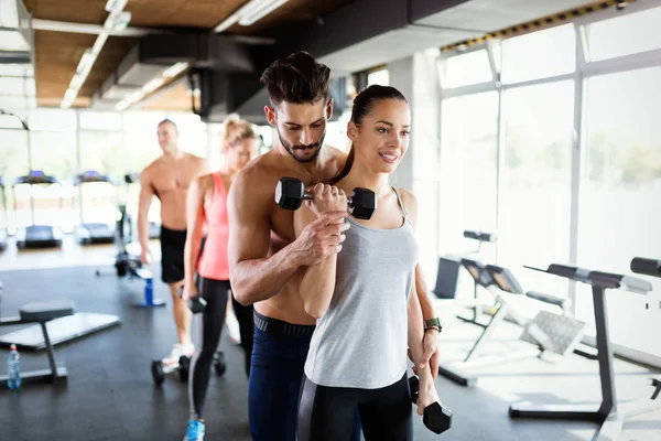 Bir grup insan var egzersiz spor salonunda — Stok fotoğraf