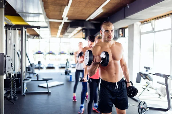 Grupp människor har träning i gym — Stockfoto