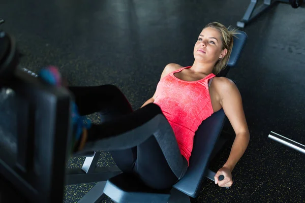 Bacaklar için spor salonunda egzersizleri yapıyor kadın — Stok fotoğraf