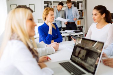 İş adamları gelecek planlarını tartışıyor