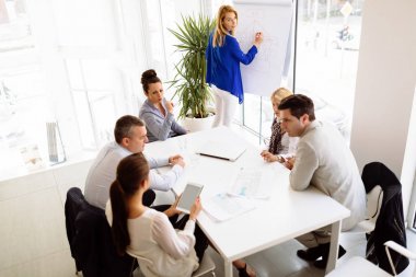 Sunum ve iş adamları tarafından işbirliği