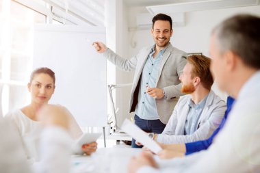 Ofiste çalışan iş adamları