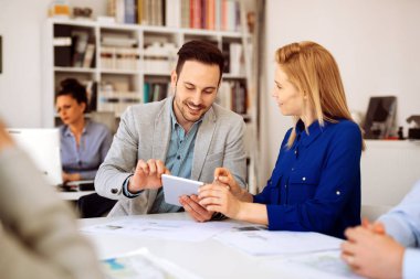 Ofiste çalışan iş adamları