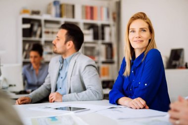 Ofiste çalışan iş adamları