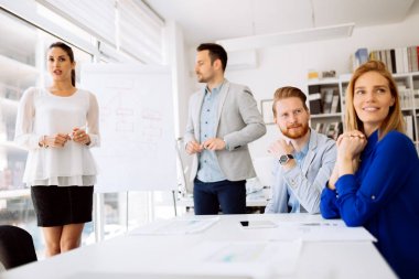 Ofiste çalışan iş adamları