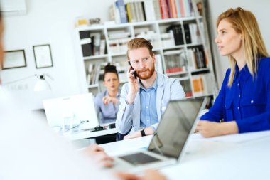 İş Adamları Aygıtları Kullanıyor