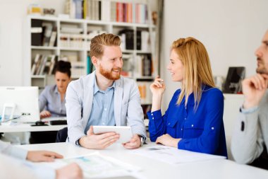 İş adamları bir yönetim kurulu toplantısı