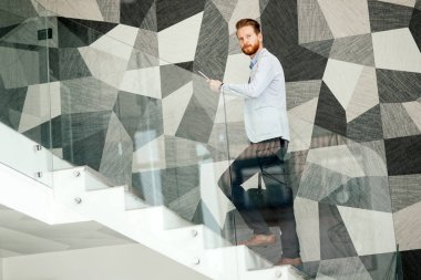 İşadamı cihazlar ile donatılmış