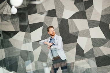 İşadamı cihazlar ile donatılmış