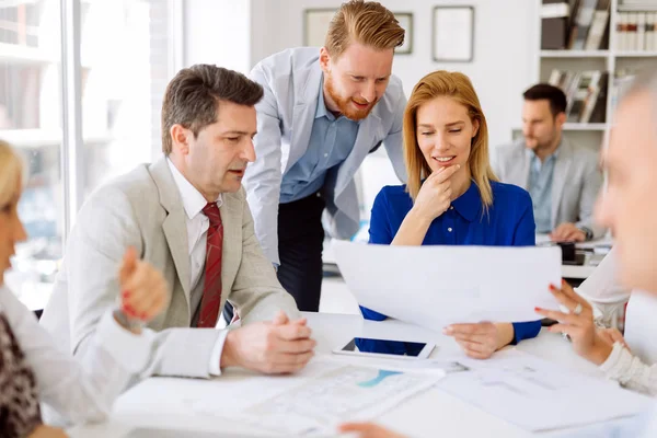 Colaboradores trabajando juntos en el proyecto — Foto de Stock