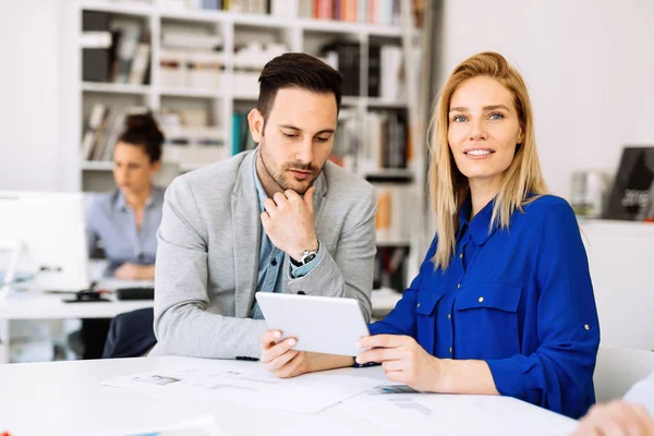 Mitarbeiter arbeiten gemeinsam an Projekt — Stockfoto