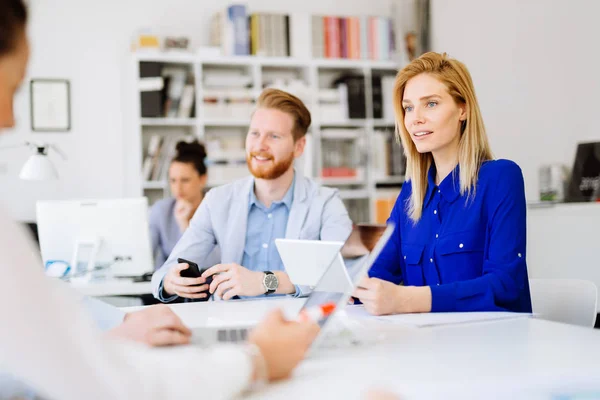 Mitarbeiter arbeiten gemeinsam an Projekt — Stockfoto